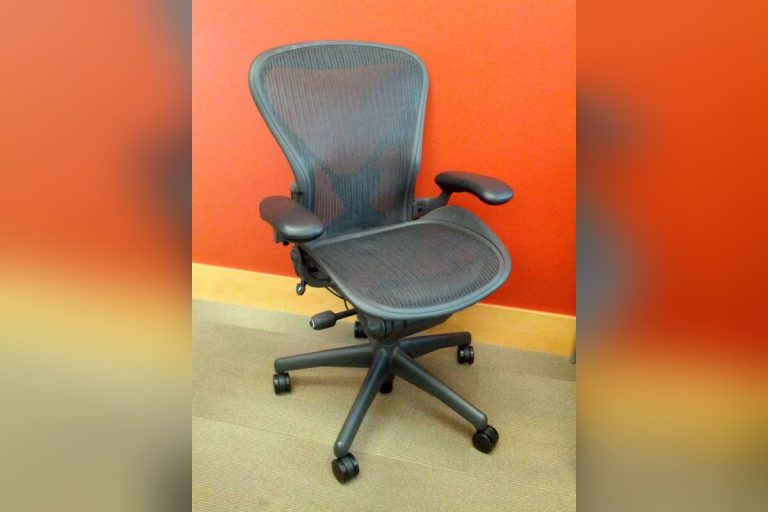 Herman Miller Aeron kontorstol med netryg og justerbare armlæn